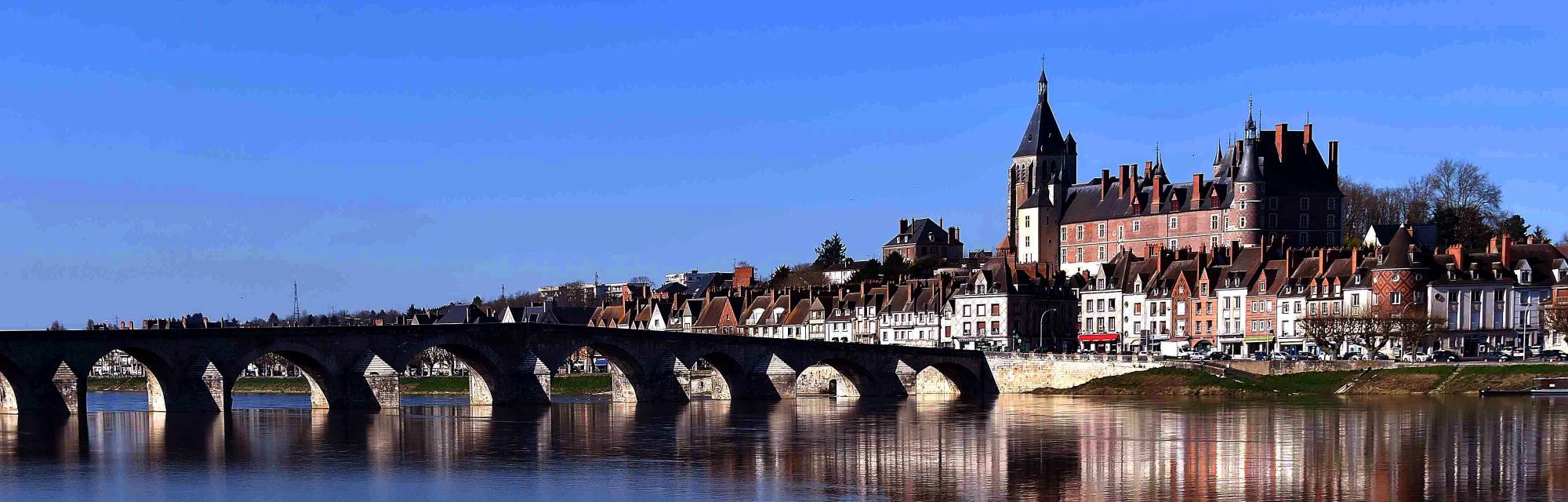 Vue panoramique du château de Gien avec la Loire