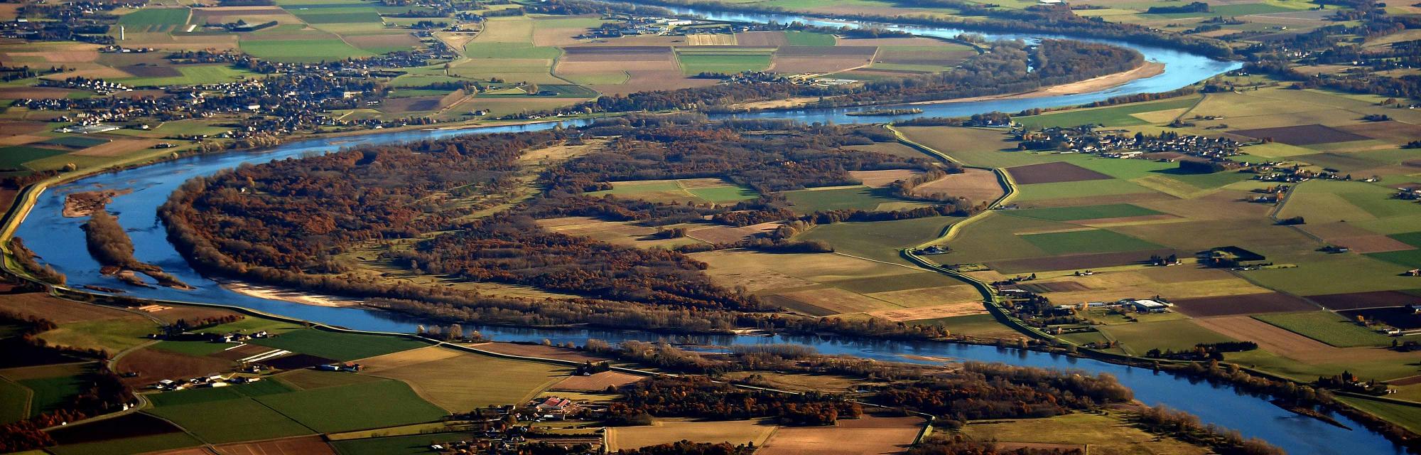 Vue aérienne de la Loire et de ses méandres