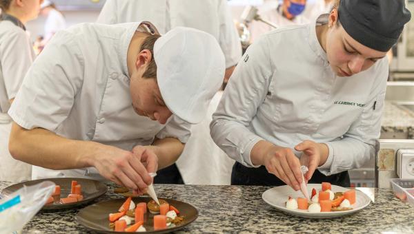 Menu signature, la future identité gastronomique du Loiret - CFA Orléans 2 apprentis en pâtisserie en train de préparer un dessert