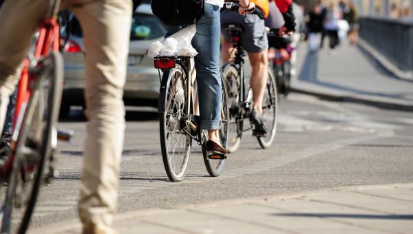Piétons, vélos et voitures en ville