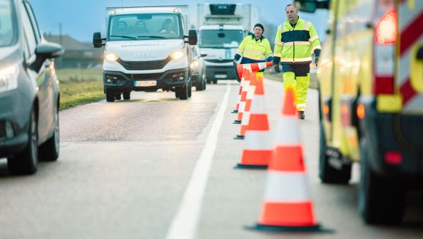 Agents des routes sécurisant une zone d'accident