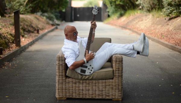 Pascal Obispo fête ses trente ans de carrière au Festival de Sully - Pascal Obispo sur un fauteuil en osier avec sa guitare