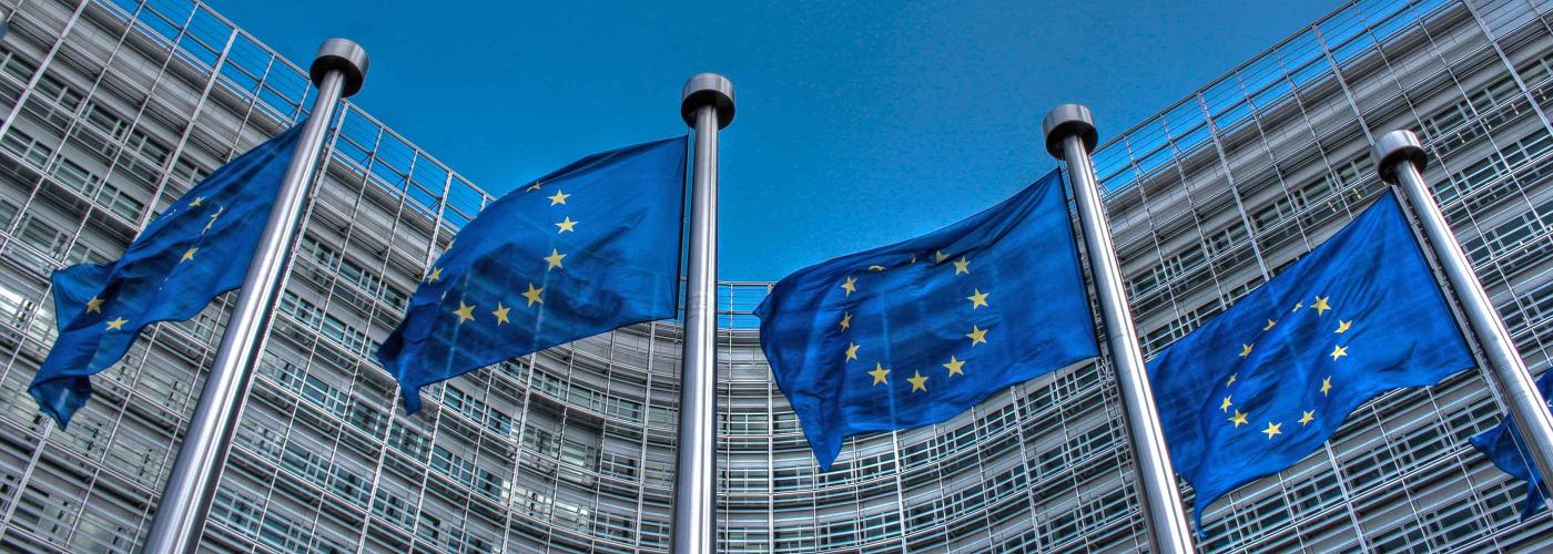 Drapeaux de l'Europe flottant devant le Parlement européen