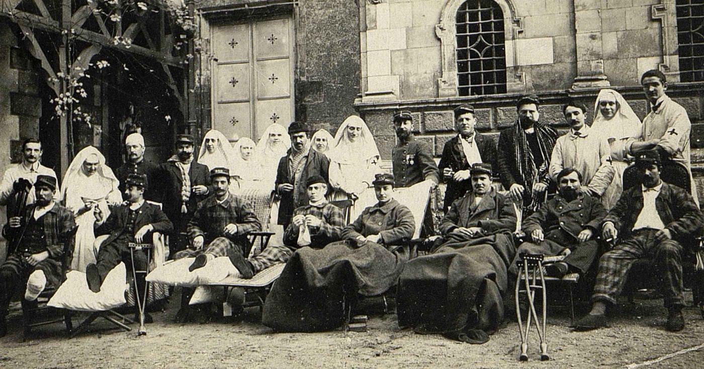 Image de soldats de 1914-1918 posant dans un hôpital d'Orléans