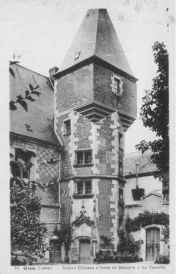 Photographie en noir et blanc de la tour du château de Gien