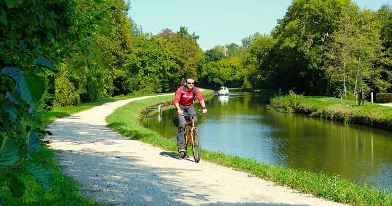 Un homme à vélo sur les bords du canal
