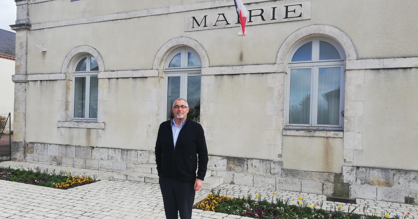 Jacques Girault devant la mairie d'Autry-le-Châtel