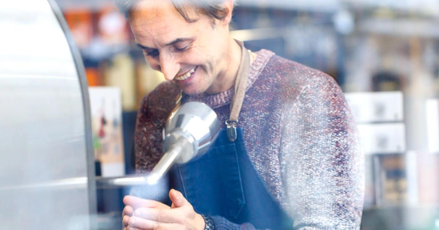 « Je m’en food » : le baroud de deux Orléanais pour les artisans locaux - Éric devant sa machine à café