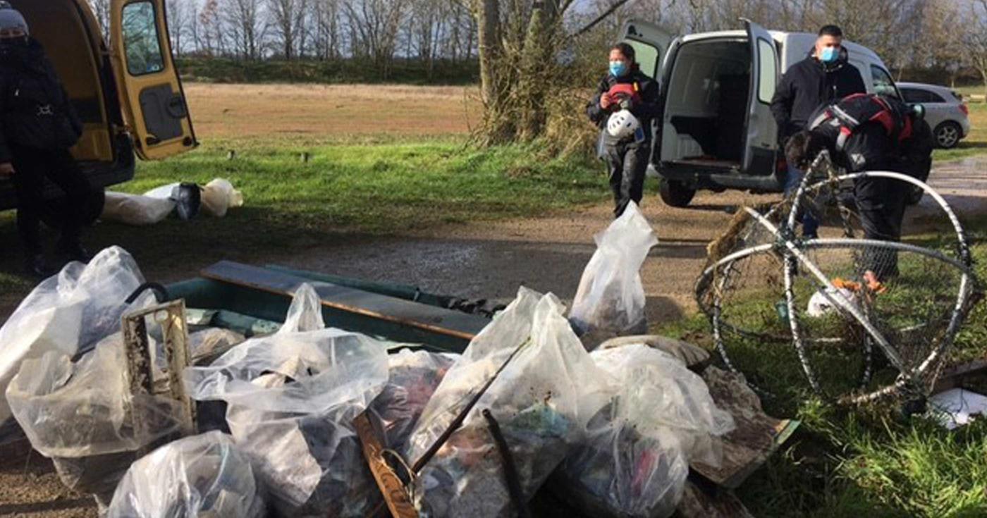 L’heure civique ou comment vivre la solidarité dans le Loiret - déchets après nettoyage Loire 