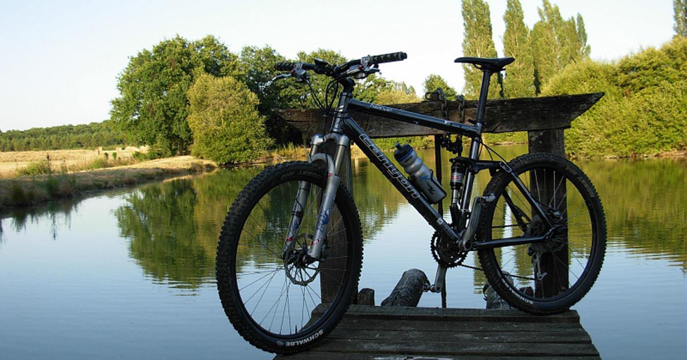 Vélo devant un étang dans le Loiret