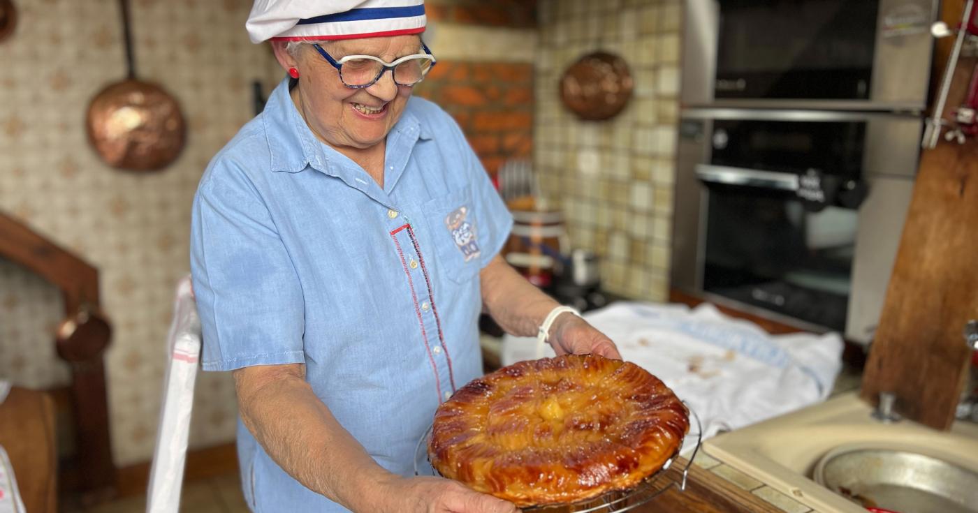 Mamie pommes présente son dessert signature : la tarte Tatin