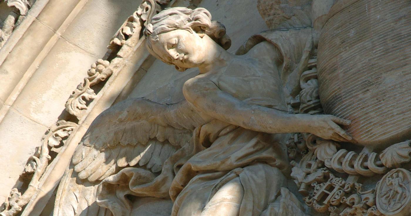 Le top 12 des lieux hors des sentiers battus du Loiret - statue de la cathédrale d'Orléans