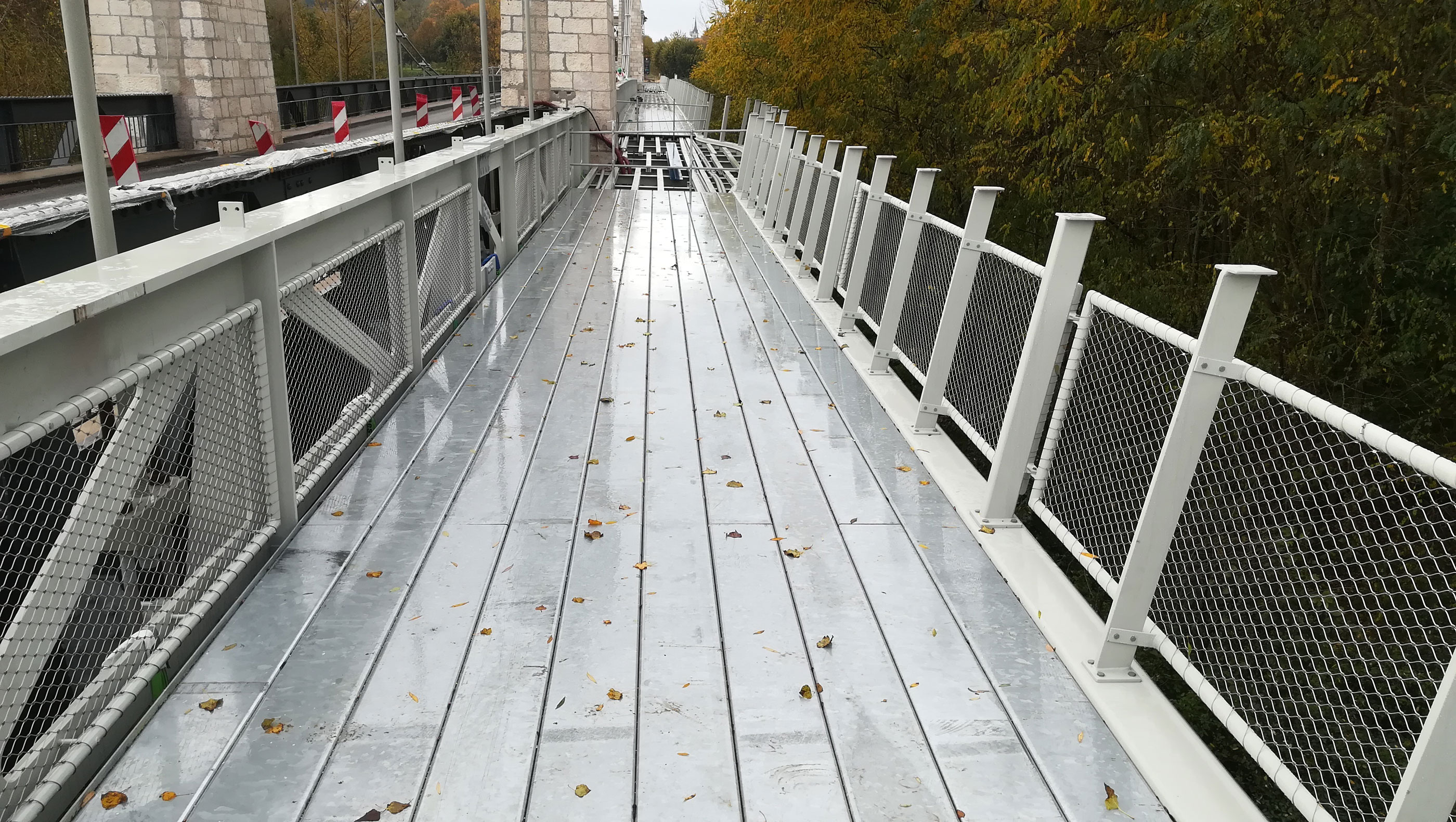 Pose du garde-corps de la passerelle piétons-cycle accolée au pont de Châtillon-sur-Loire