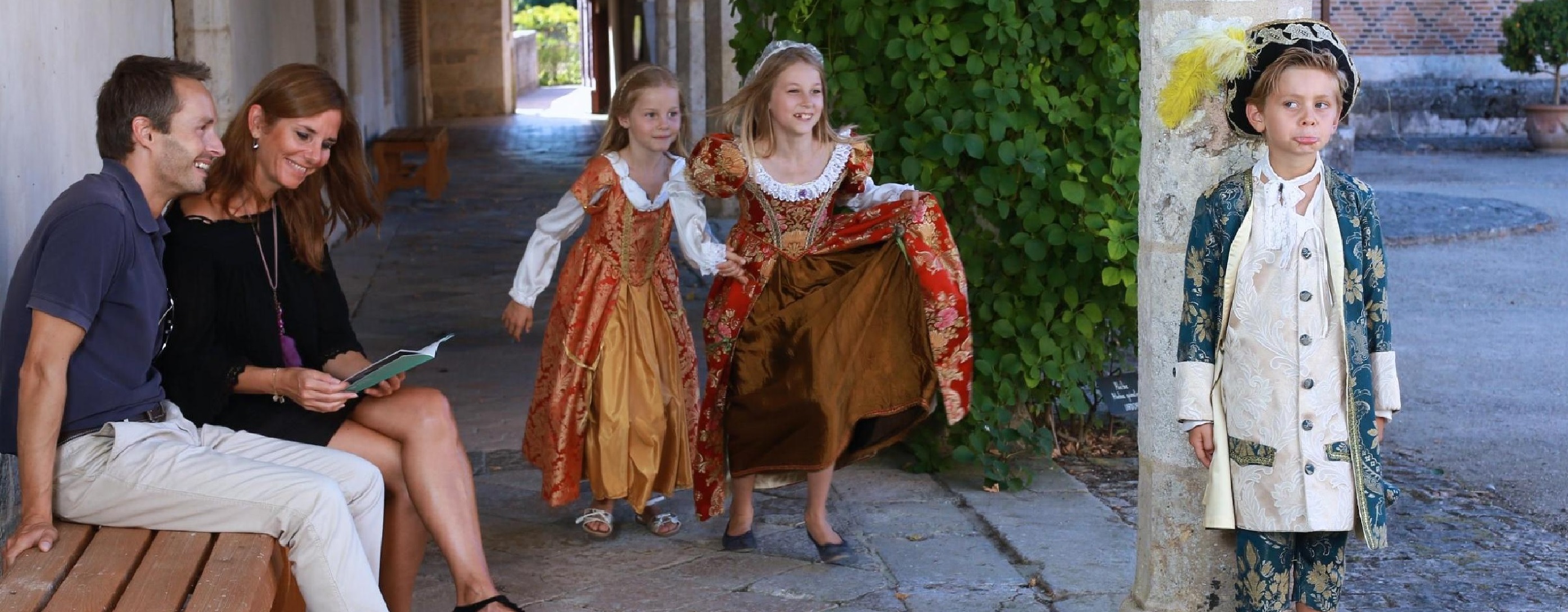 Enfants jouant dans la cour du château de Chamerolles