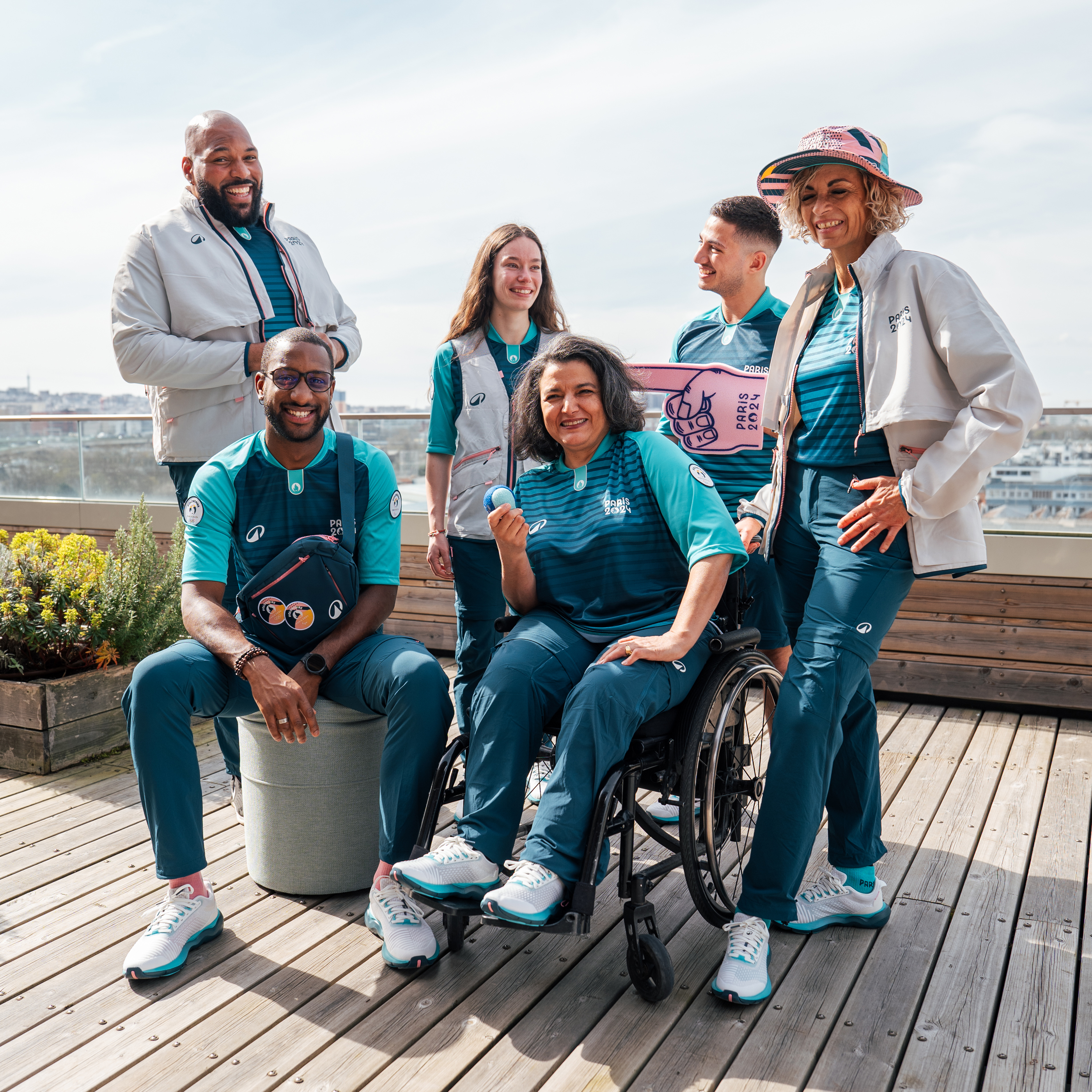 La tenue des volontaires des Jeux olympiques et paralympiques Paris 2024 ©Paris 2024 x Decathlon