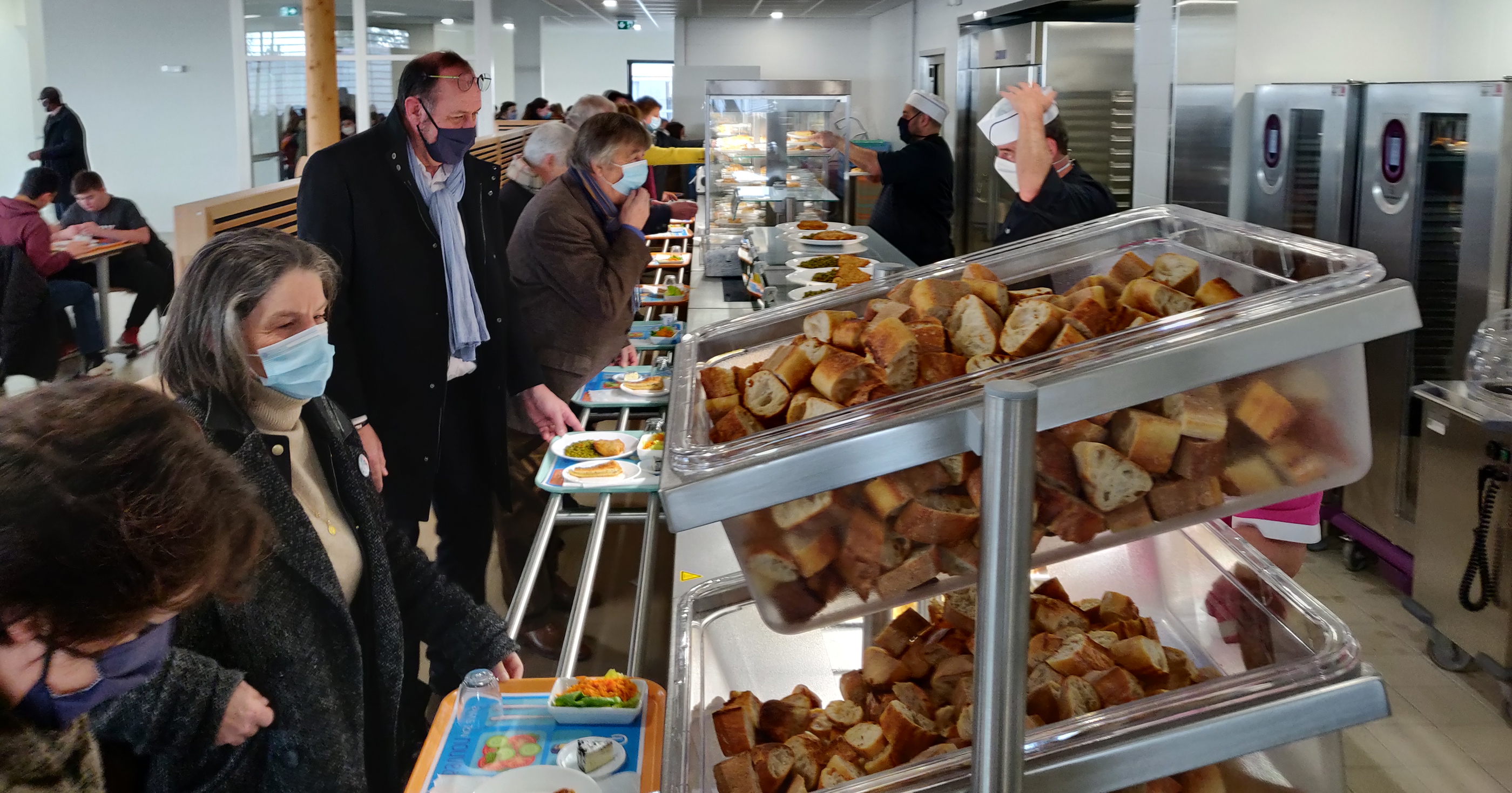 Les élus départementaux déjeunant dans le nouveau restaurant scolaire du collège Robert-Goupil de Beaugency