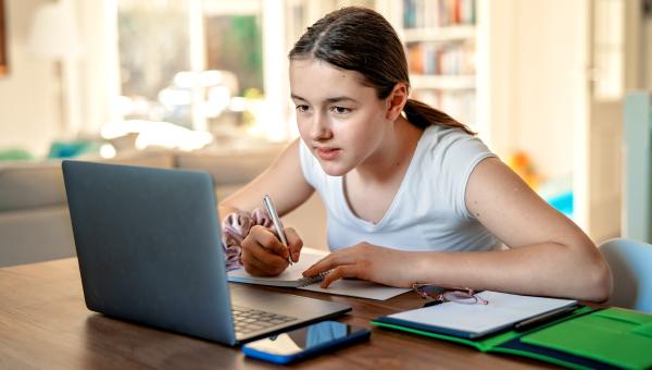 Collégienne devant son ordinateur