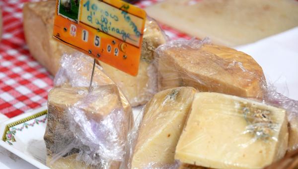 Vente de fromage loirétain sur un marché