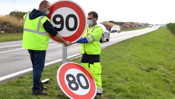 Remplacement des panneaux de signalisation 80 km/h par des panneaux 90 km/h