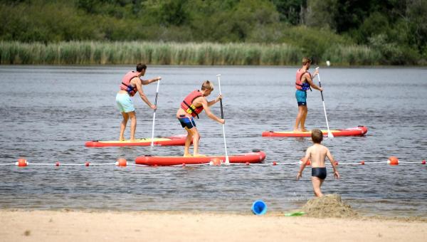 Personnes faisant du paddle sur l'étang de la Vallée