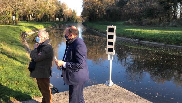 Canal d’Orléans : des capteurs améliorent le système d’alerte aux crues - le président Marc Gaudet et M. Touchard devant un capteur