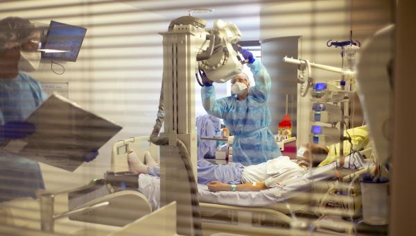 Clichés pulmonaires réalisés au lit d'un malade en secteur Covid