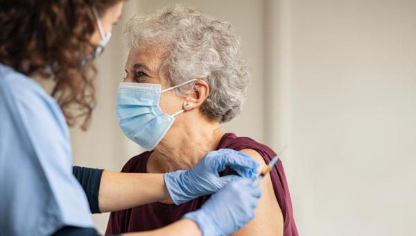 Image générique avec une personne âgée qui se fait vaccinervaccination