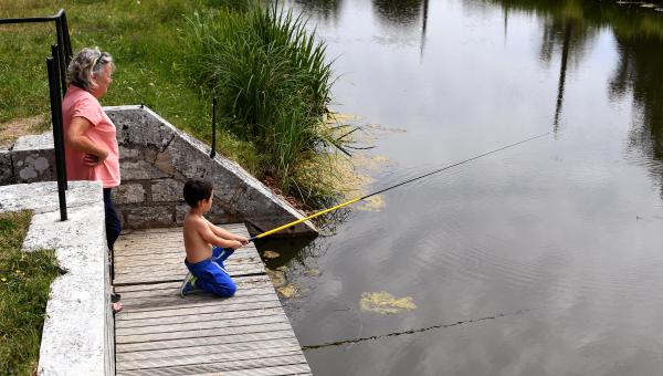 Loiret : devenez parrain, marraine… ils n’attendent que vous ! enfant pêchant