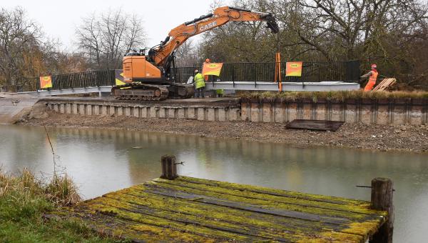 Pose d'une passerelle sur l'itinéraire de La Loire à vélo à Beaulieu-sur-Loire