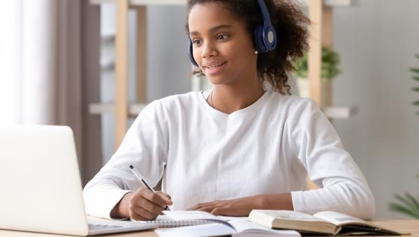 Collégienne suivant un cours à distance sur son ordinateur