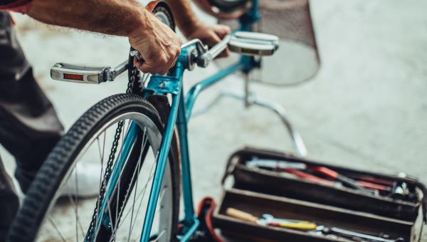 Homme réparant un vélo