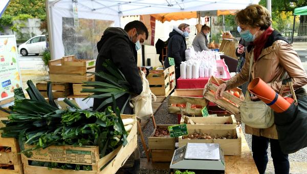 Marché des producteurs sur le parvis de l'Hôtel du Département