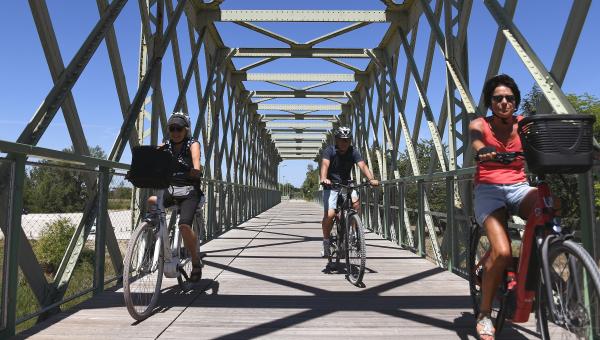 Cyclistes sur la passerelle piétons-cycles de Saint-Père-sur-Loire et Sully-sur-Loire