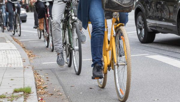 Au boulot à vélo ! Plusieurs cyclistes