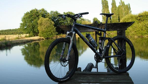 Vélo devant un étang dans le Loiret