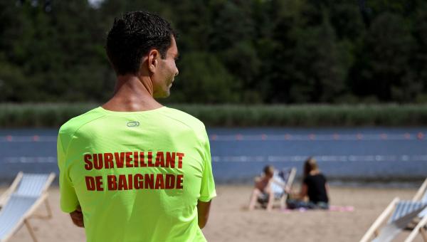 Surveillant de baignade à l'étang de la Vallée