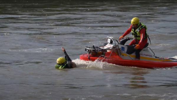 Les sapeurs-pompiers du Loiret s'entraînent au sauvetage en Loire