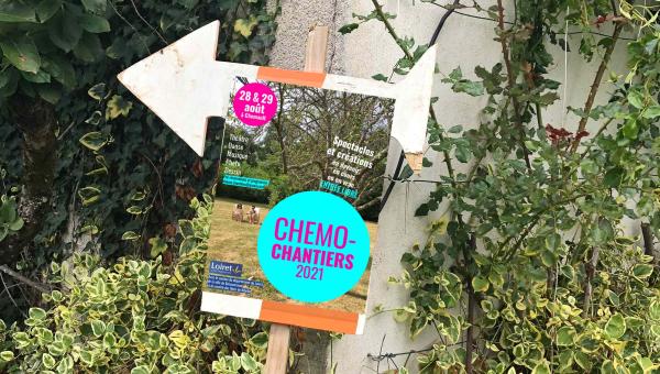 À Chemault dans le Loiret, Chemo-chantiers : un festival de spectacles, d’initiatives en cours, en devenir ou en vrac ! Affiche du festival collée sur un panneau en forme de flèche en bois