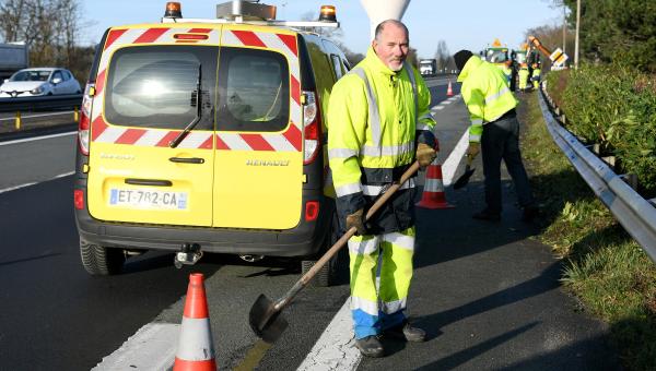 Agents des routes en train de travailler sur la RD 2060