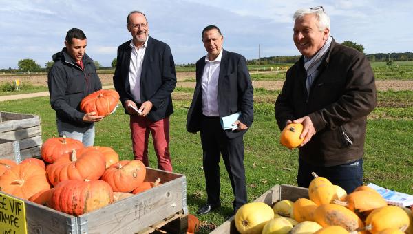 Lancement officiel du guide et de l'application des producteurs locaux sur l'exploitation de Sébastien Leconte, à Saint-Cyr-en-Val