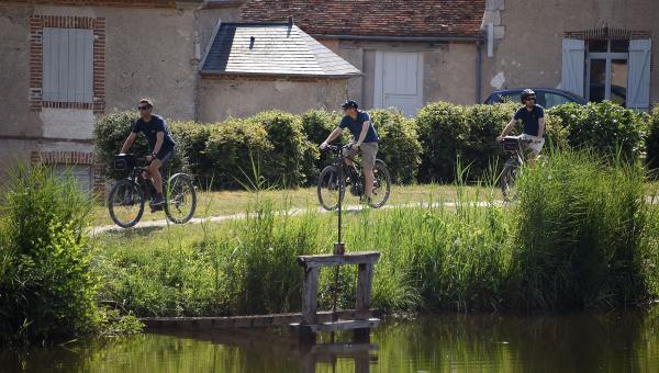 Cyclistes pédalant au bord du canal d'Orléans à Chailly-en-Gâtinais