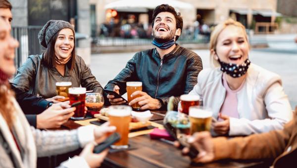 Jeunes buvant de la bière durant un festival