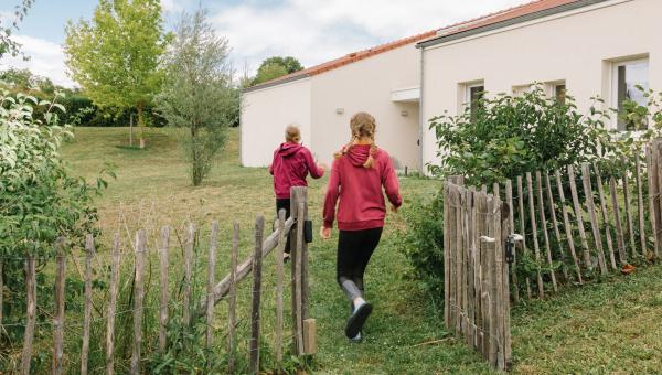 Deux jeunes filles jouant dans le Village d'enfants d'Amilly