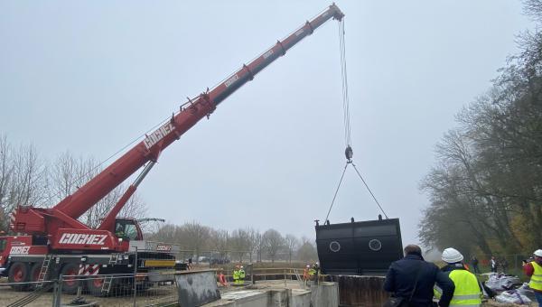 Pose d'un clapet de 6,5 tonnes sur l'écluse de Vitry-aux-Loges