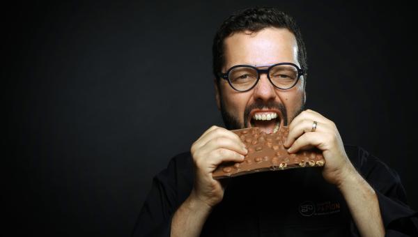Sébastien Papion inscrit sa passion sur ses tablettes - portrait Papion dévorant une tablette de chocolat
