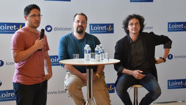 Christophe Cointault (à gauche), mangaka loirétain, lors de la remise des prix Manga Loiret en 2017