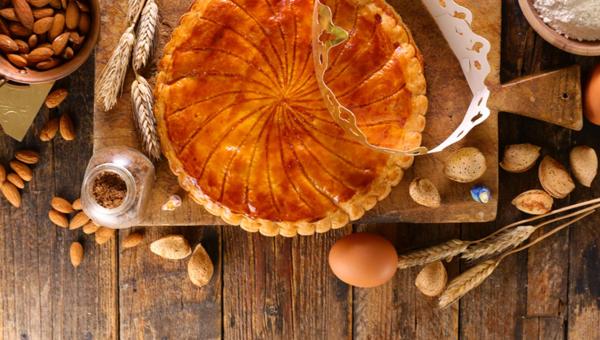 La meilleure galette des rois existe, elle est dans le Loiret ! galette seule entourée d'ingrédients