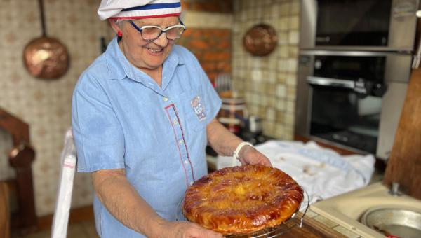 Mamie pommes présente son dessert signature : la tarte tatin