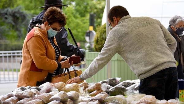 Le marché des producteurs locaux se délocalise à Malesherbes - un producteur de lentilles