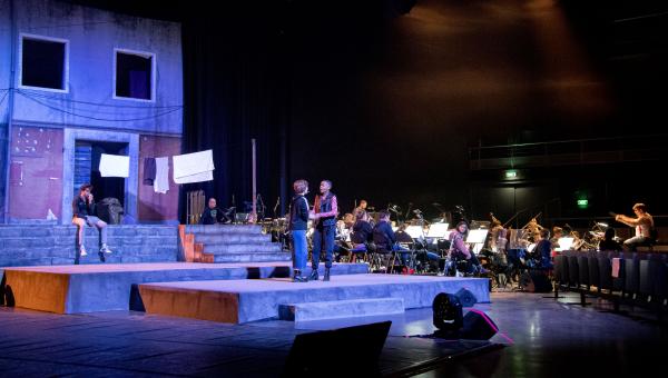 Répétitions de la comédie musicale West Side Story au Zénith (duo Maria / Anita)